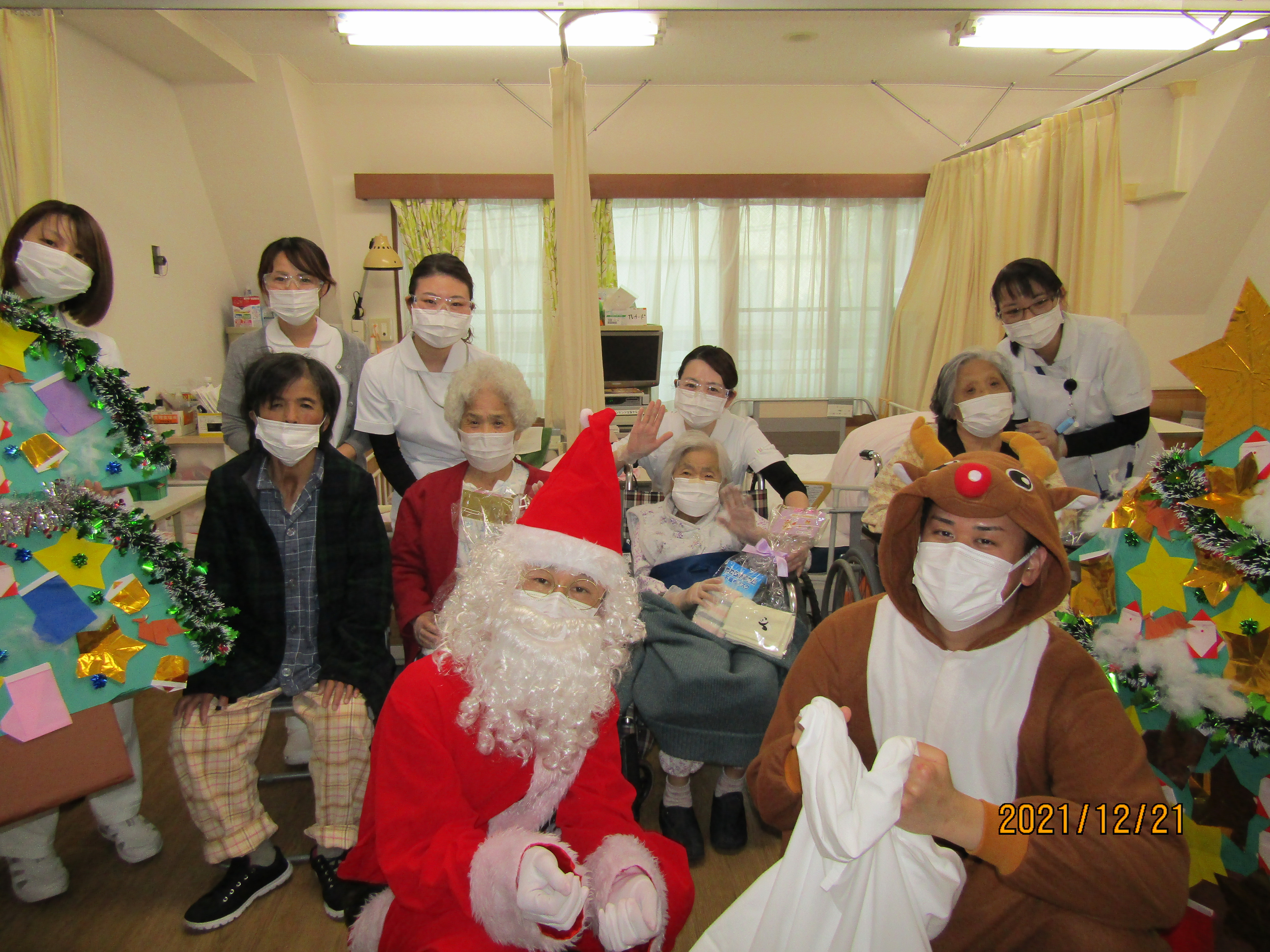 入院患者様とクリスマス会をおこないました。
